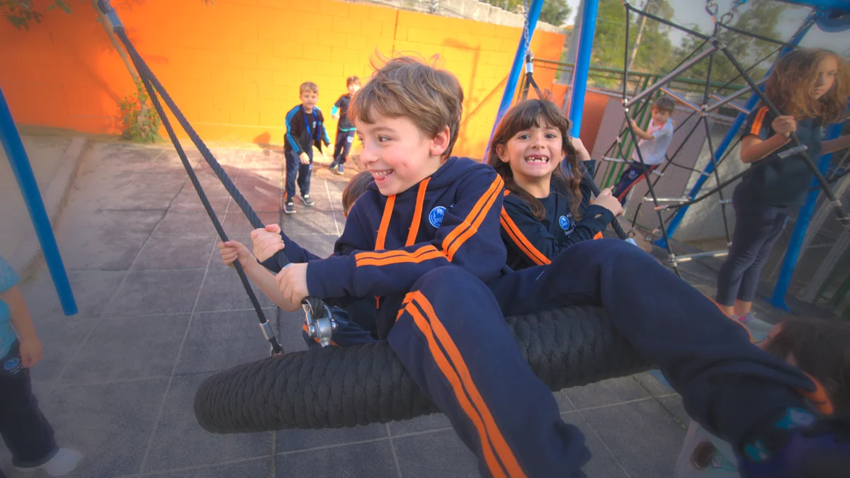 Alunos dos Anos Iniciais brincando no parque