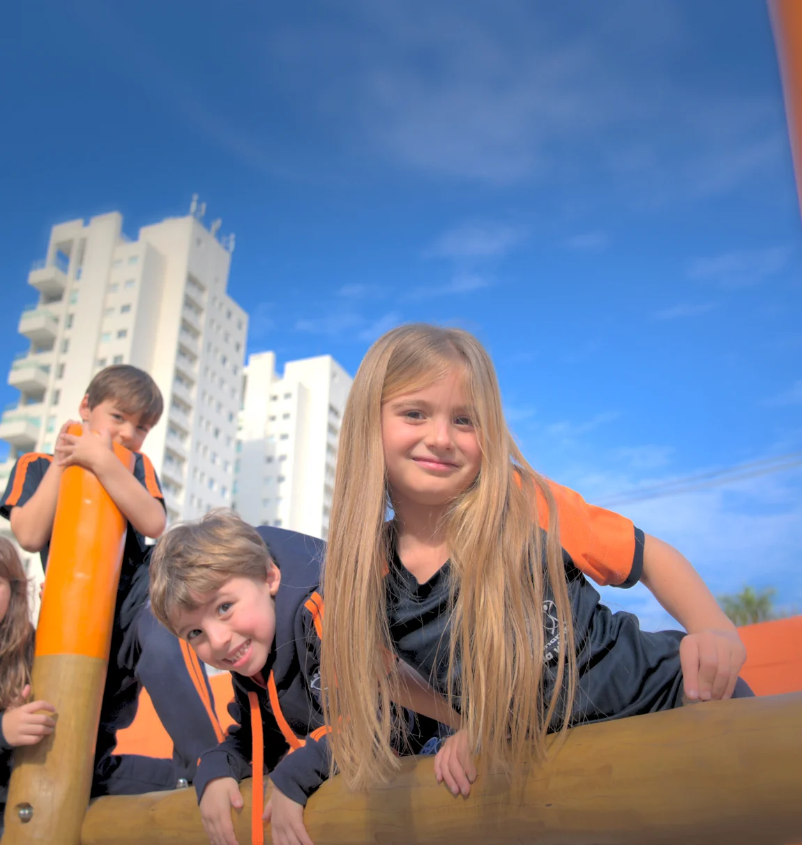 Crianças do Berçário brincando no parque do Colégio Leonardo da Vinci