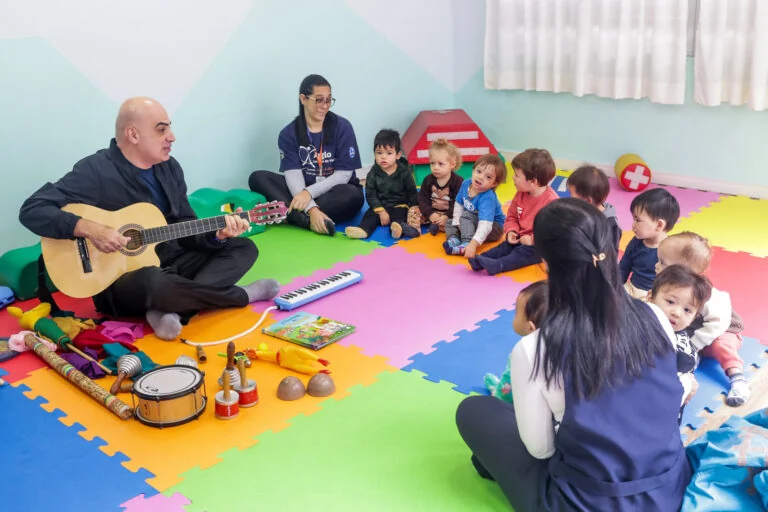 Aula de música com as crianças